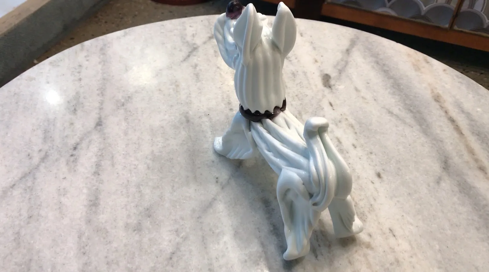 Murano-Skulptur eines Hundes in Weiß auf einer glänzenden Oberfläche.