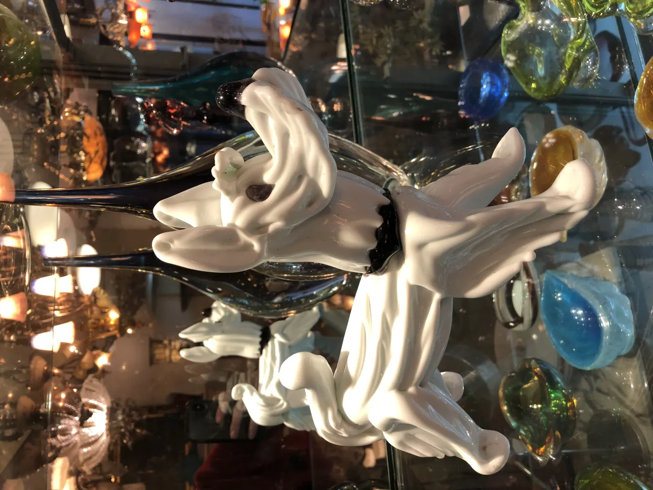 escultura de murano em fundo decorativo com luzes
