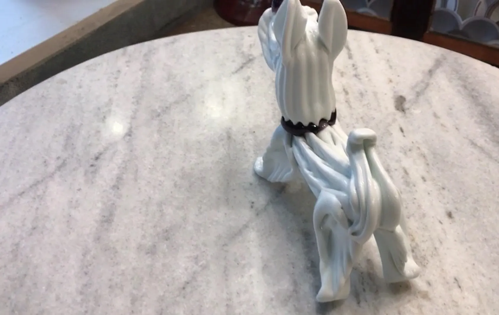 Escultura antiga de Murano mostrando um cachorro em pé.