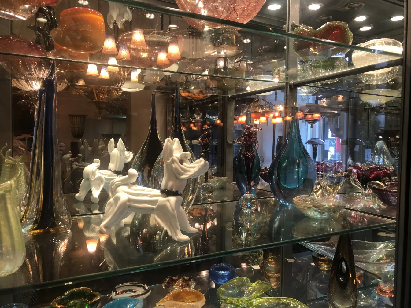 Antica scultura decorativa di Murano con dettagli in vetro.