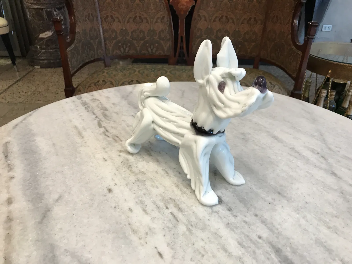 escultura antiga em forma de cachorro com detalhes pretos