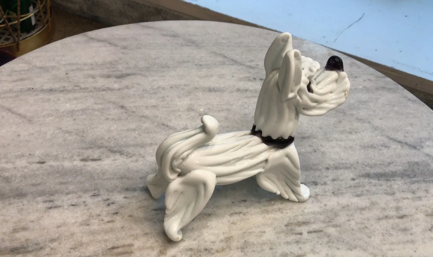 Sculpture de Murano d'un chien blanc avec des détails dans un cadre ancien