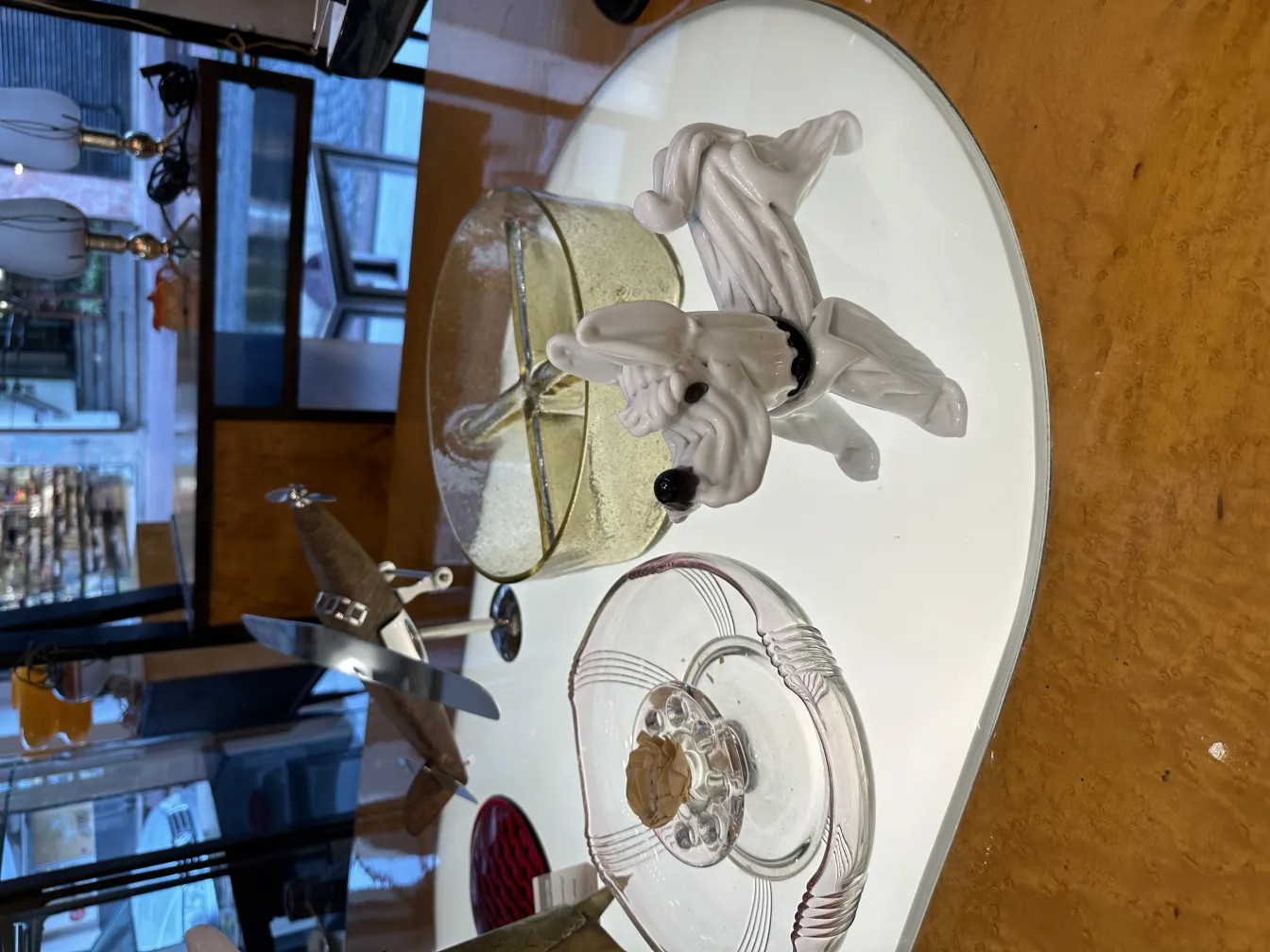 scultura murano bianca con dettagli neri in un ambiente naturale