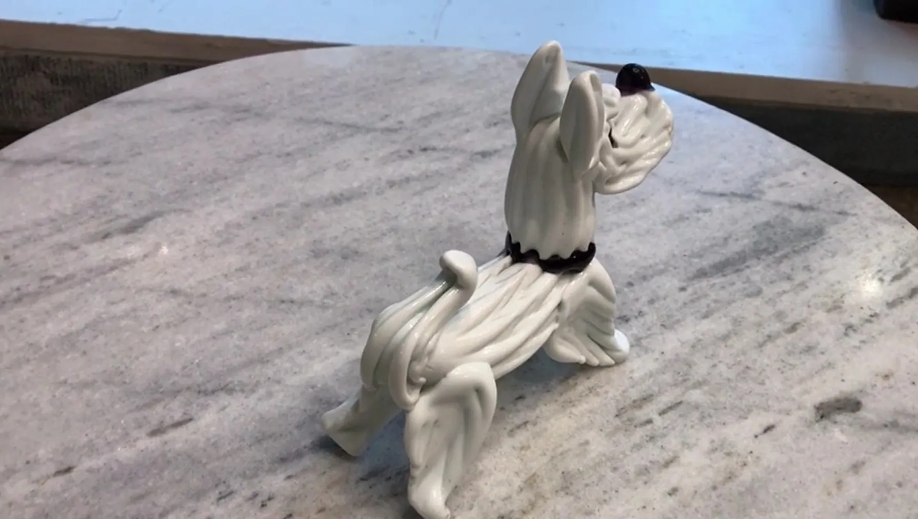 escultura antigua de un perro de Murano en blanco