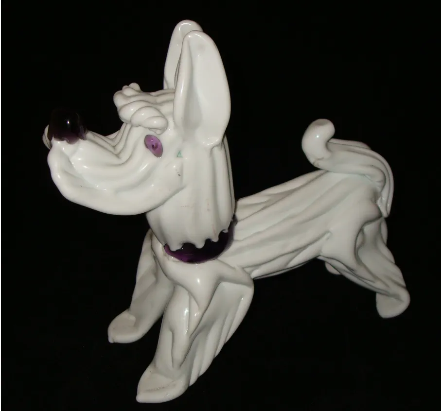 sculpture de chien avec des détails uniques et des couleurs claires, style ancien