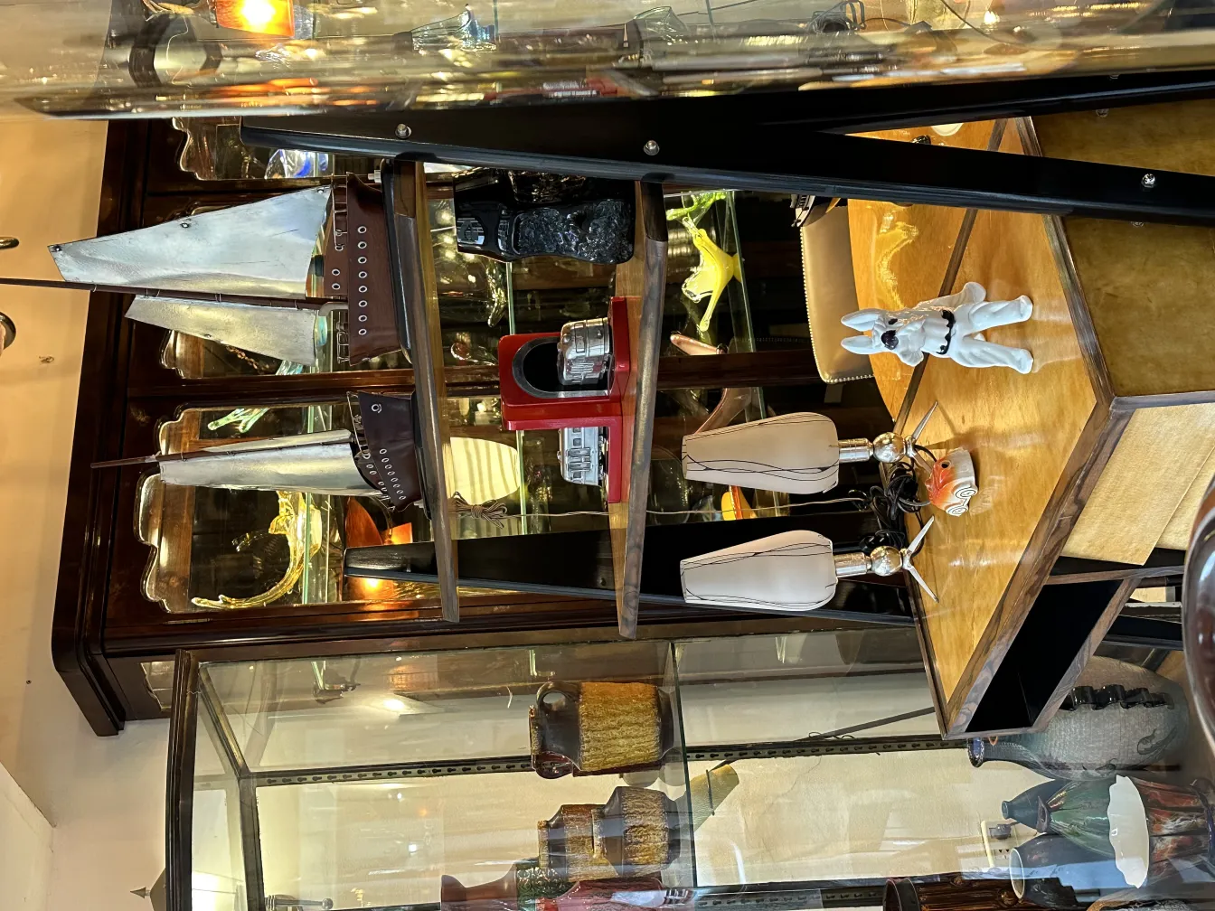 प्राचीनता में नरम रंग की मुरानो मूर्तिकला, चारों ओर सजावटी वस्तुओं के साथ।