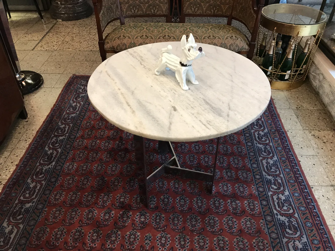 Escultura de Murano em um ambiente acolhedor com um cachorro decorativo