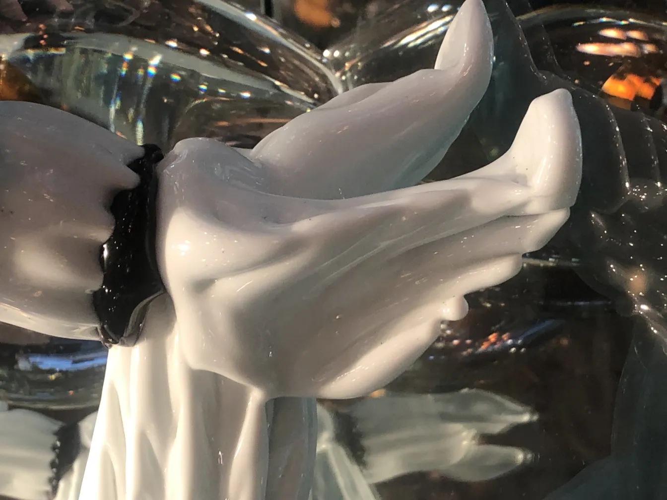 antike murano-skulptur mit schwarz-weißen details, dekorative figur in heller umgebung.