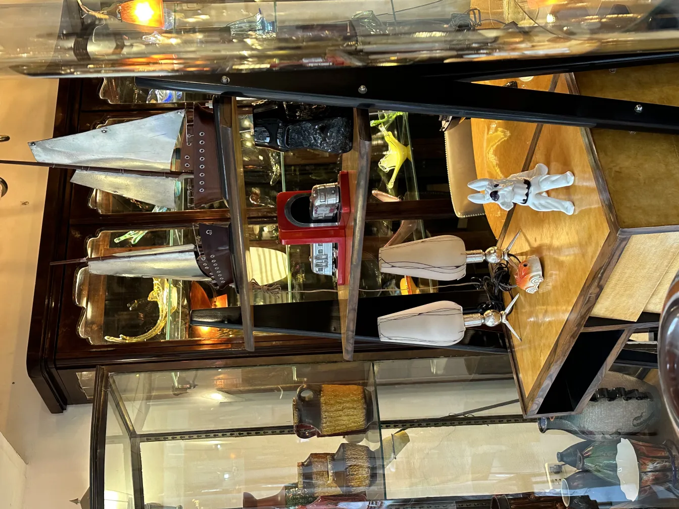 Ancienne sculpture de Murano dans un cadre décoratif.