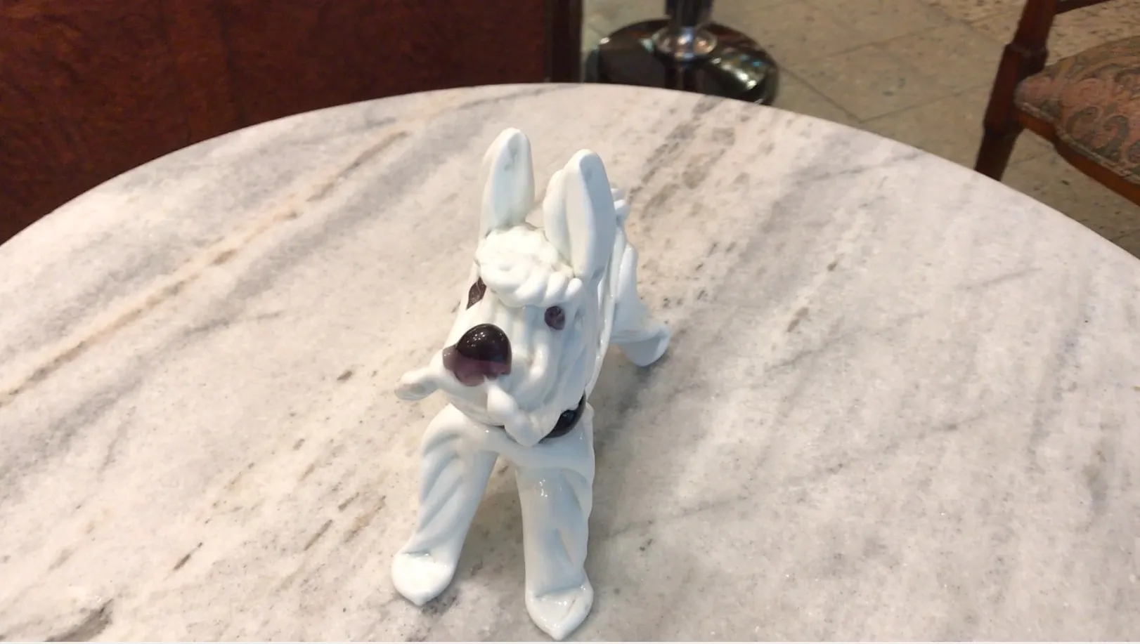 Antica scultura murano a forma di cane bianco