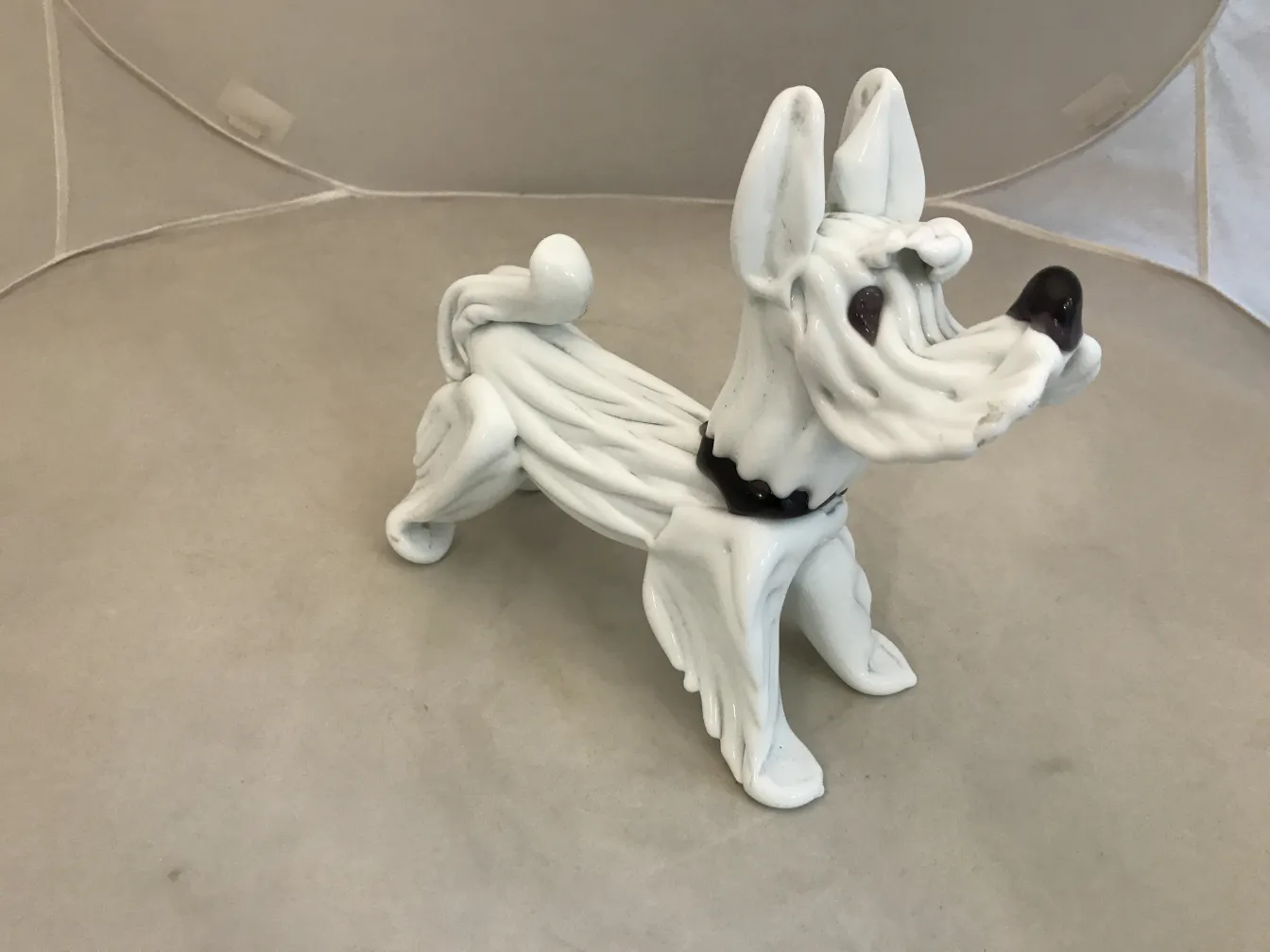 scultura antica di cane di Murano in bianco con dettagli