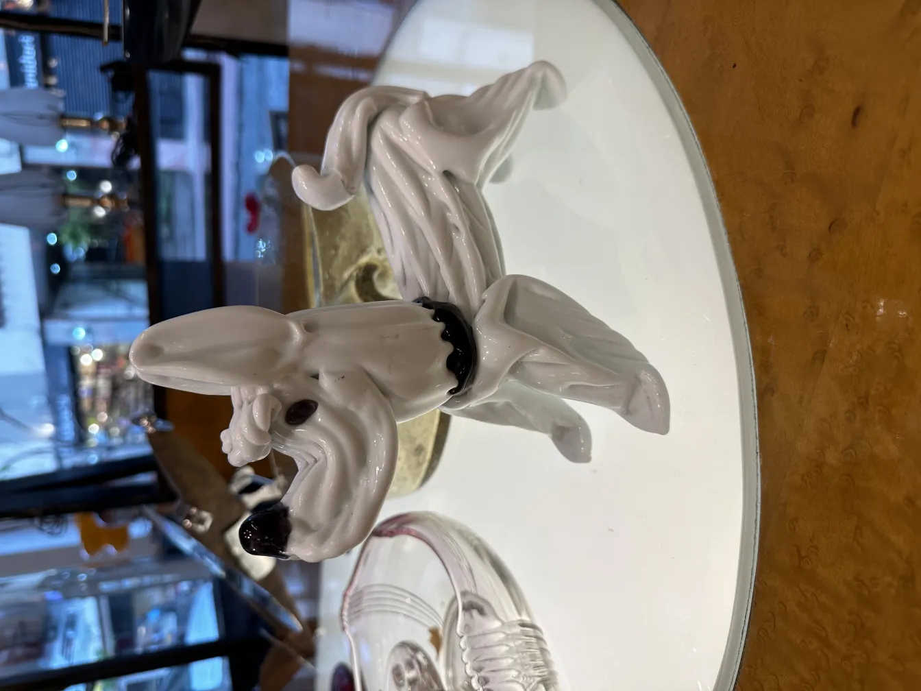 Sculpture de Murano ancienne d'un chien blanc avec des détails sombres