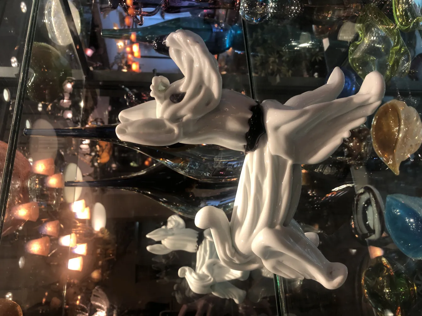 Antike Murano-Skulptur in einem vielfältigen dekorativen Setting mit warmen Lichtern