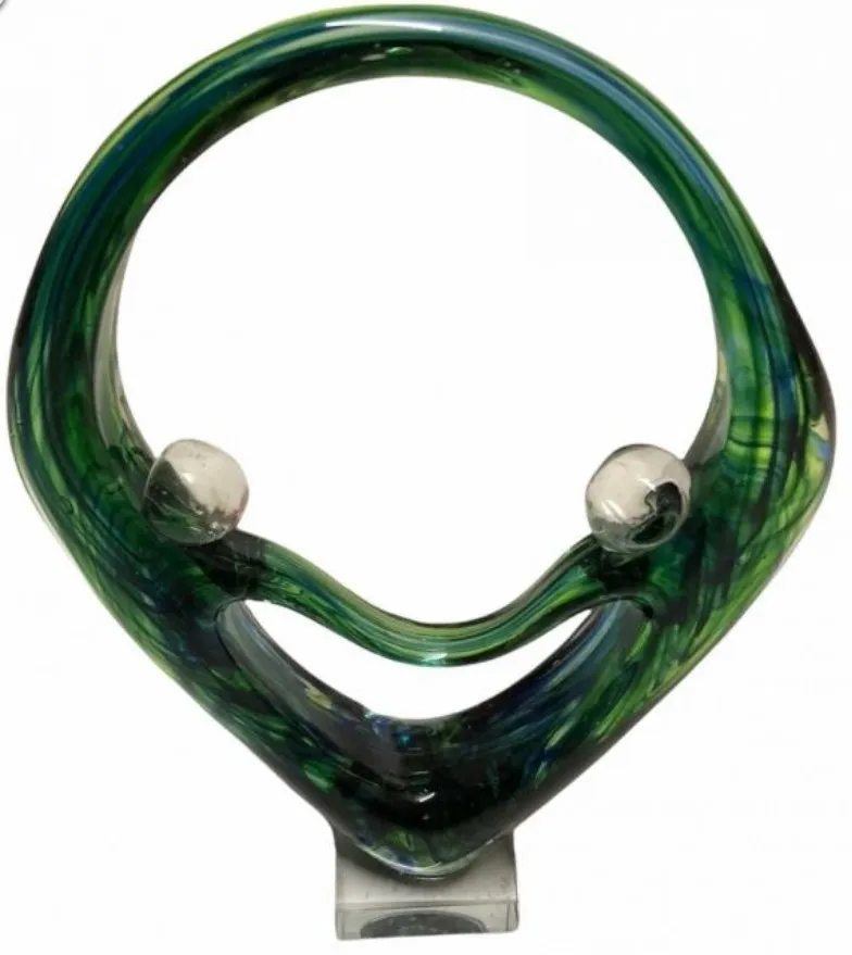 scultura murano verde con design ondulato su base trasparente