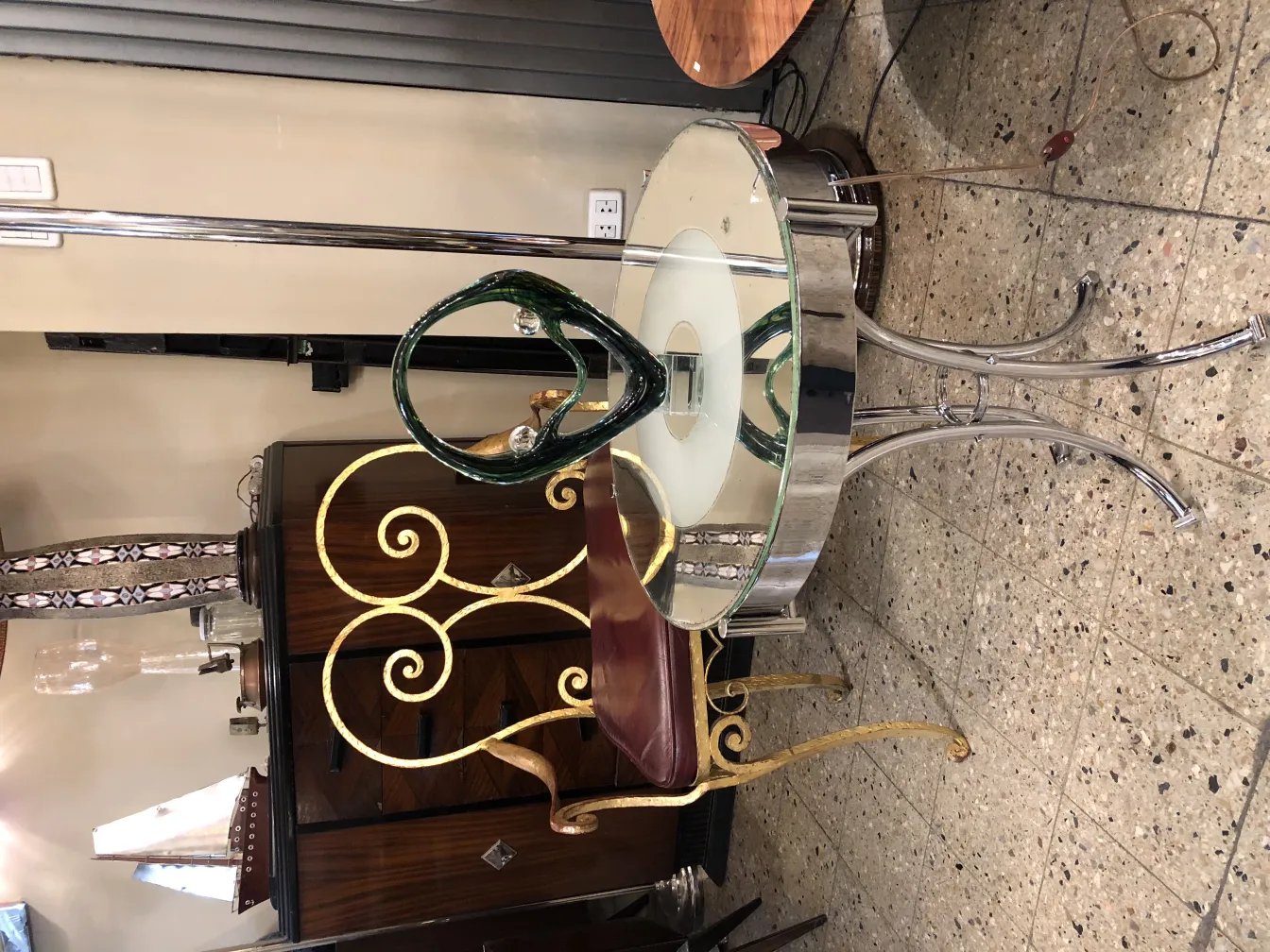 Scultura murano in un ambiente decorativo antico con sedie