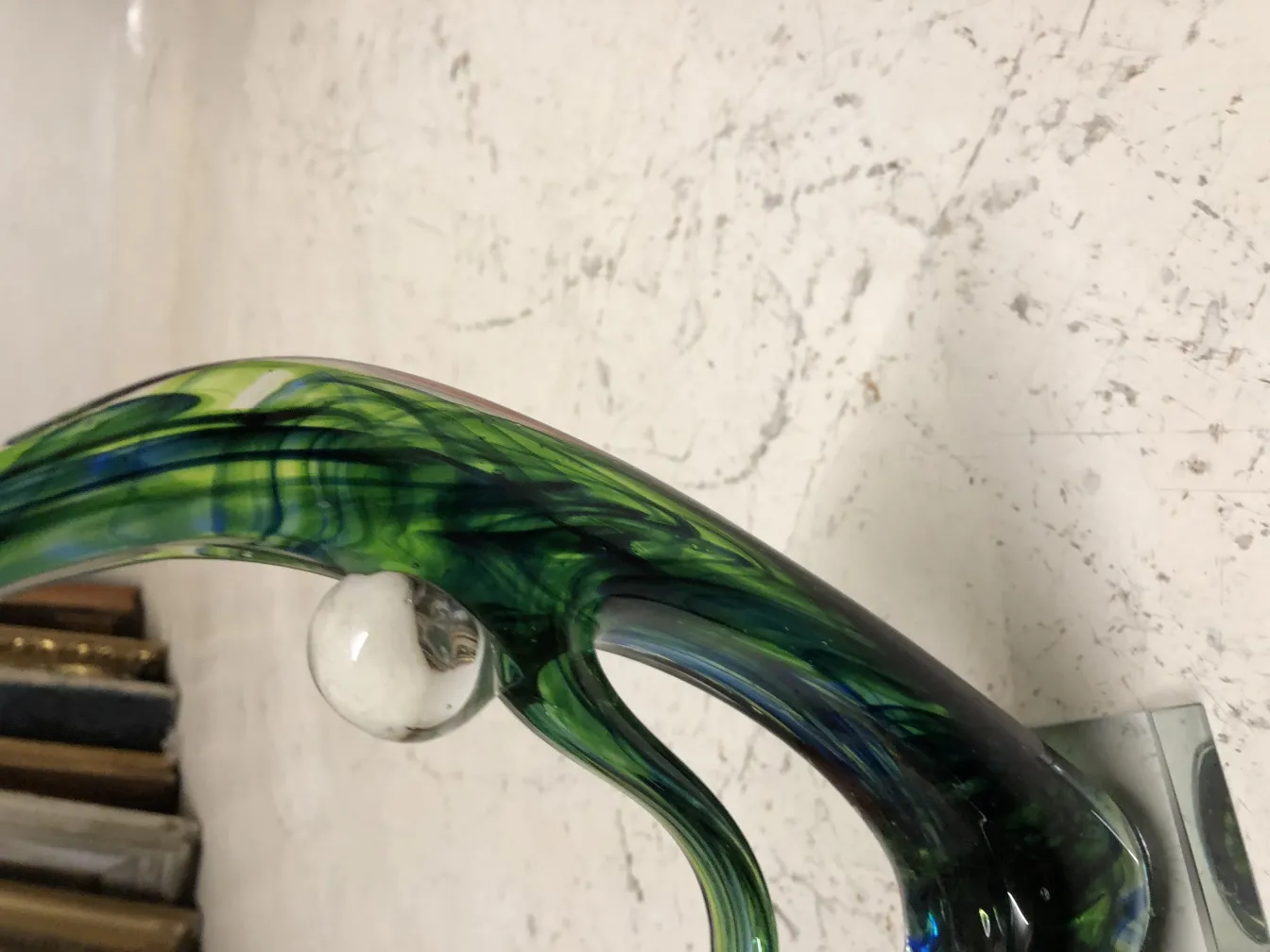 古老的穆拉诺雕塑，带有绿色和蓝色的图案