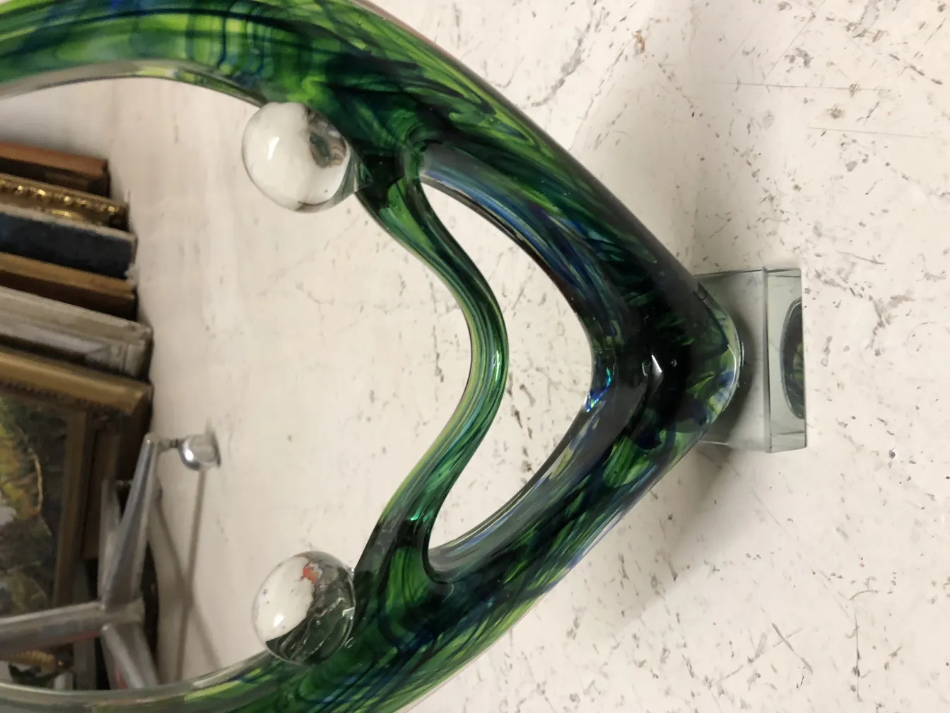 Escultura de Murano antiga com design distinto e cores vibrantes