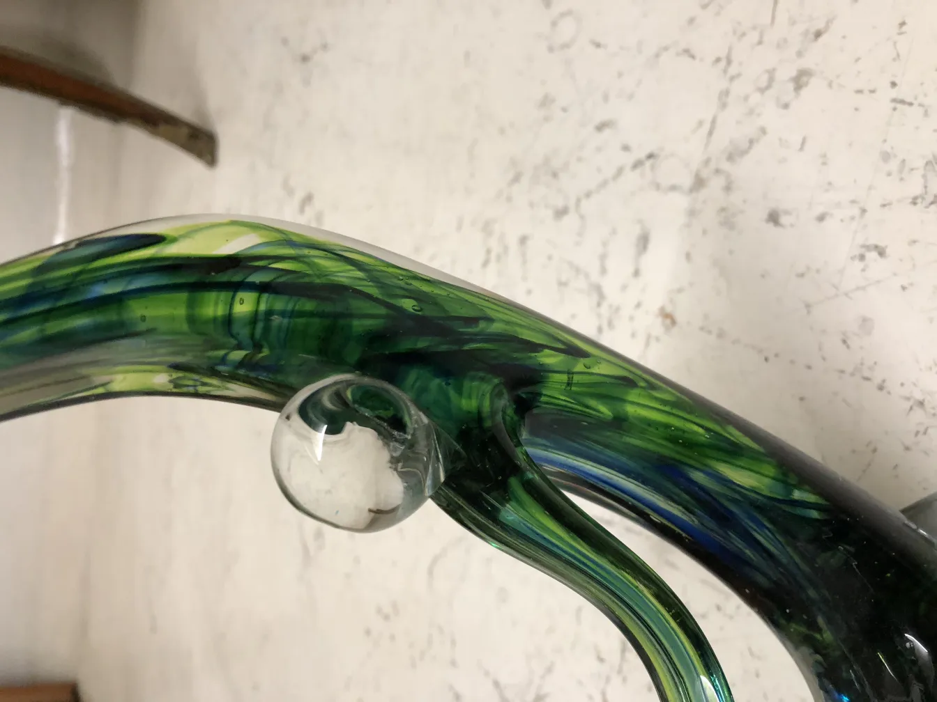 escultura de murano com formas fluidas em verde e azul
