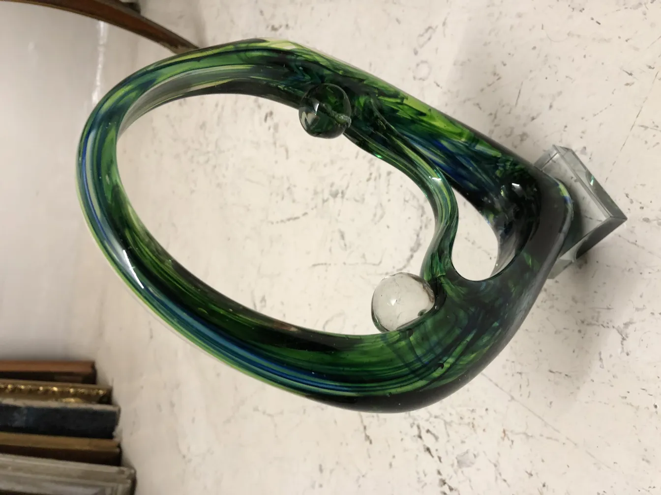 escultura de murano antigua en tonos verdes y azules con base