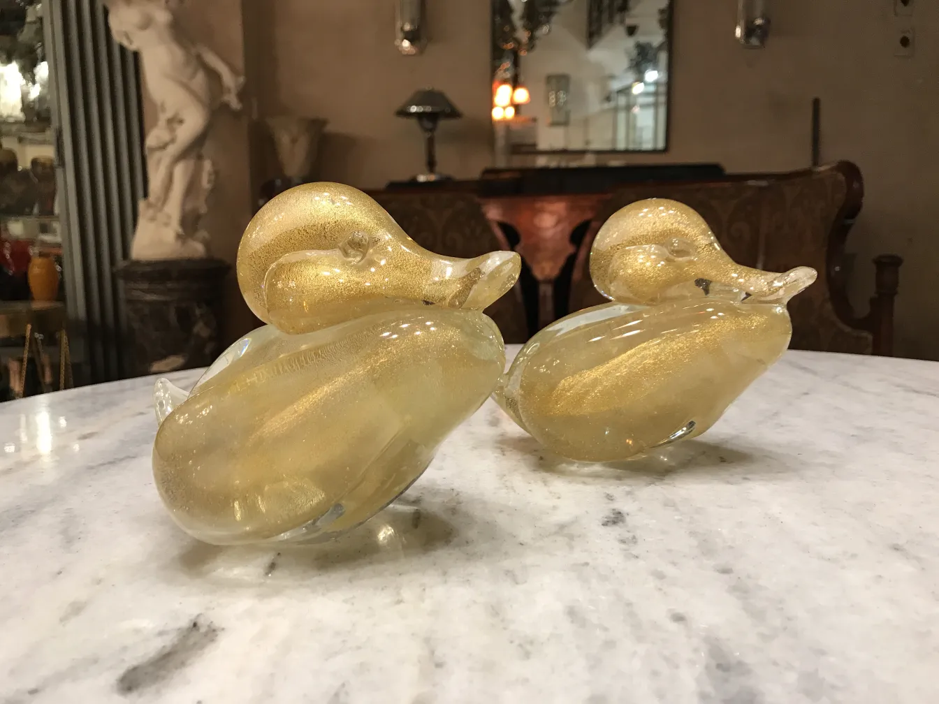 Escultura antiga de Murano em forma de pato dourado