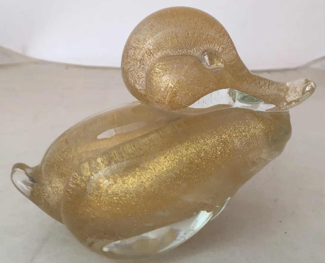 Alte Murano-Skulptur in Form einer goldenen Ente, glänzendes Detail.
