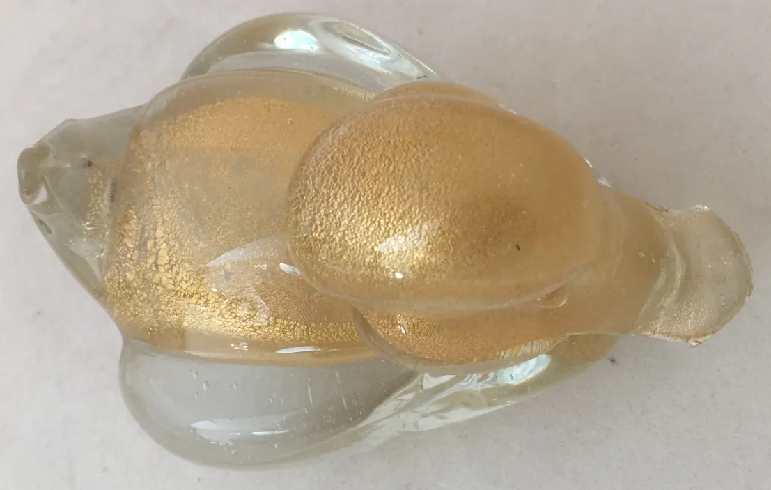 穆拉诺雕塑，金色细节和弯曲形状，背景为浅色