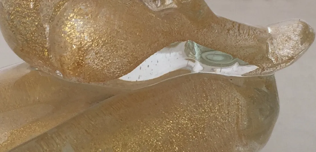 antike murano-skulptur mit goldenen funkeln, dekorativ