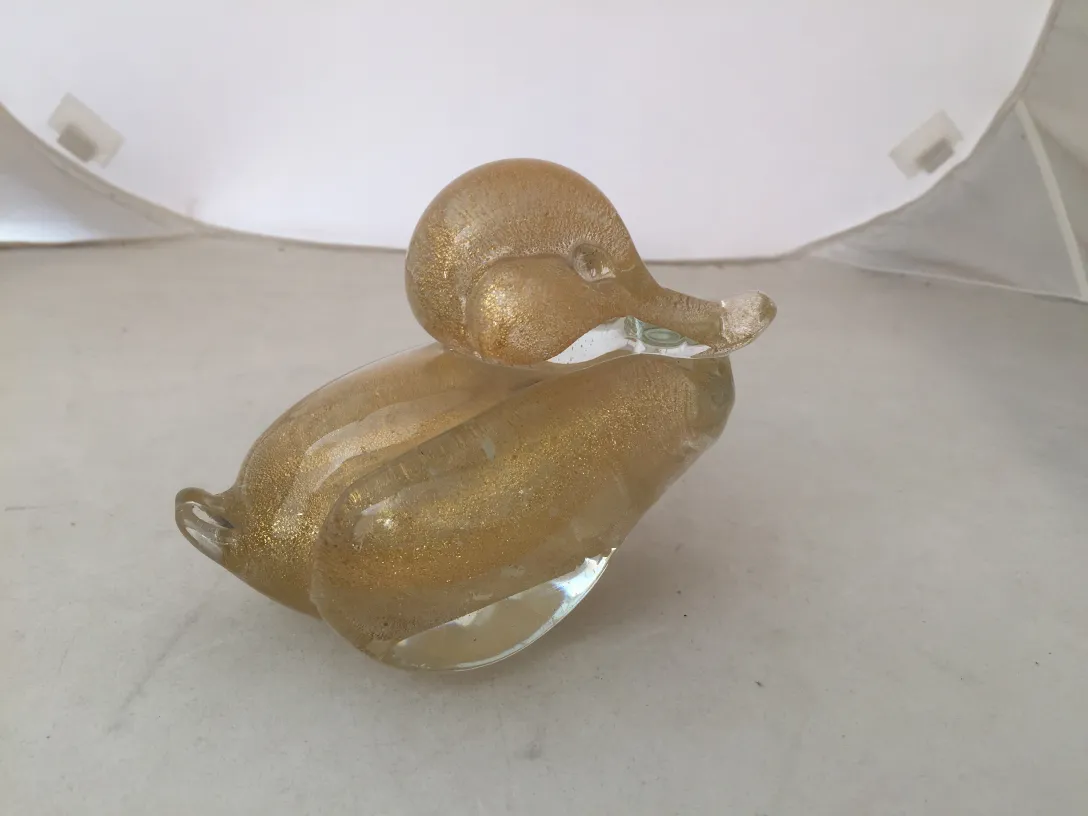 Escultura de Murano em forma de pato, dourada e brilhante.