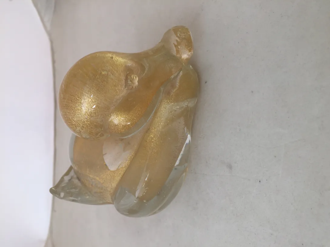 escultura de murano en tonos dorados sobre fondo claro