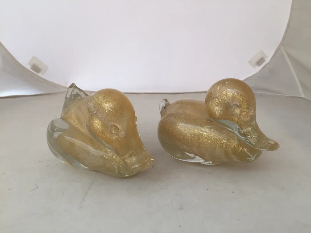 带有金色细节的穆拉诺鸭子雕塑