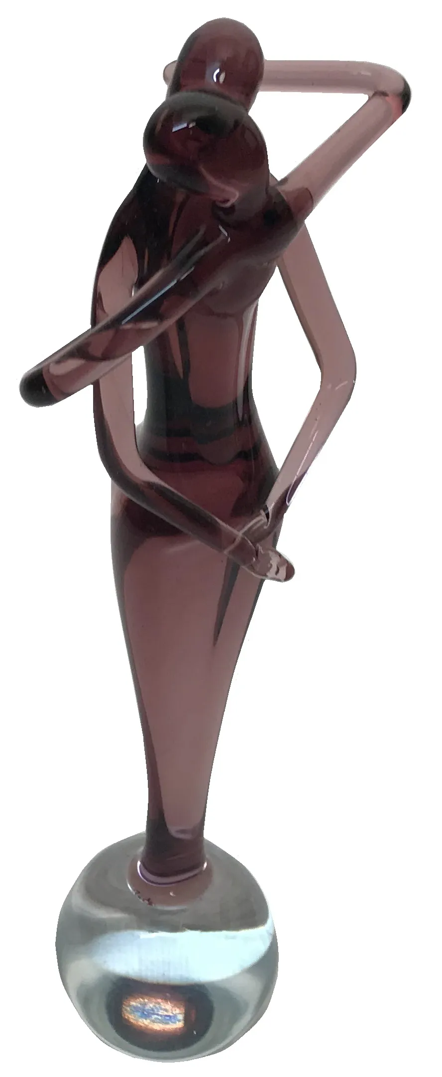 murano-skulptur mit verwobenen figuren in eleganter umgebung