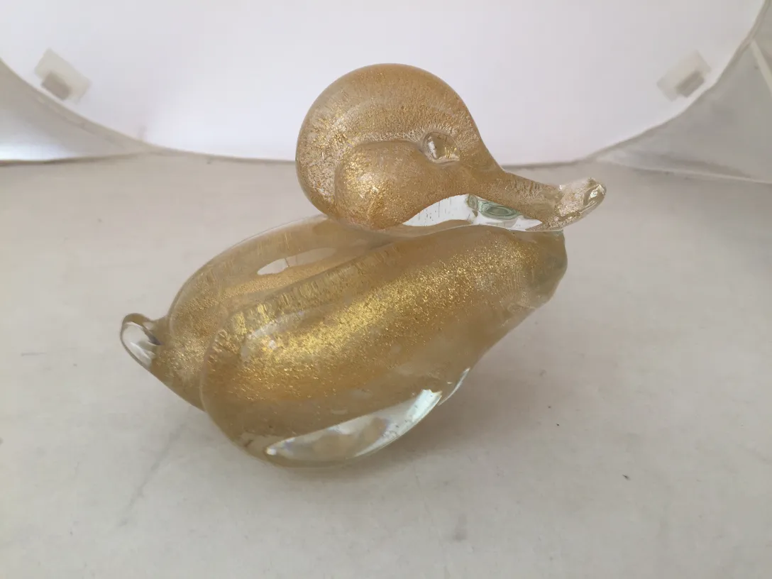 escultura antiga de murano em forma de pato com brilho dourado