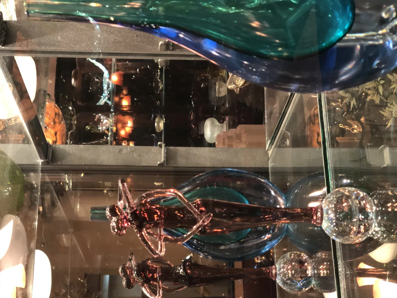 sculpture de murano ancienne exposée avec un éclairage chaleureux