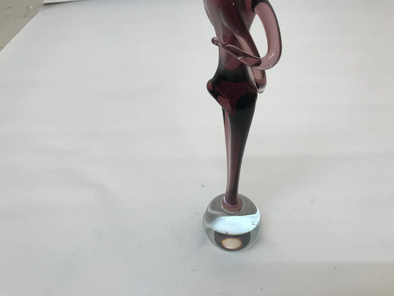 Escultura de Murano antiga com figura elegante e base clara.