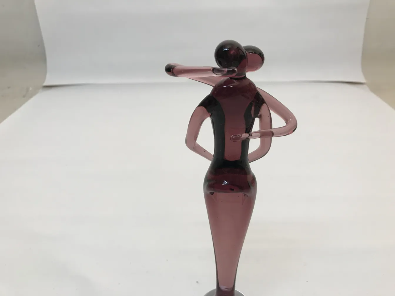 scultura murano antica in tonalità rosa, coppia abbracciata