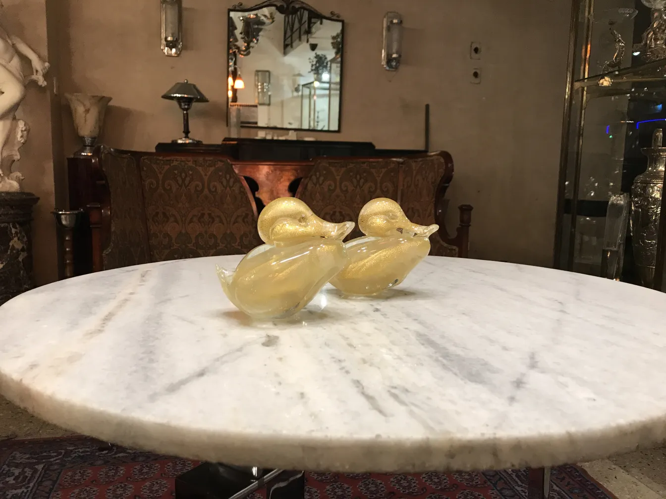 Sculpture de Murano en forme de canards sur une table élégante