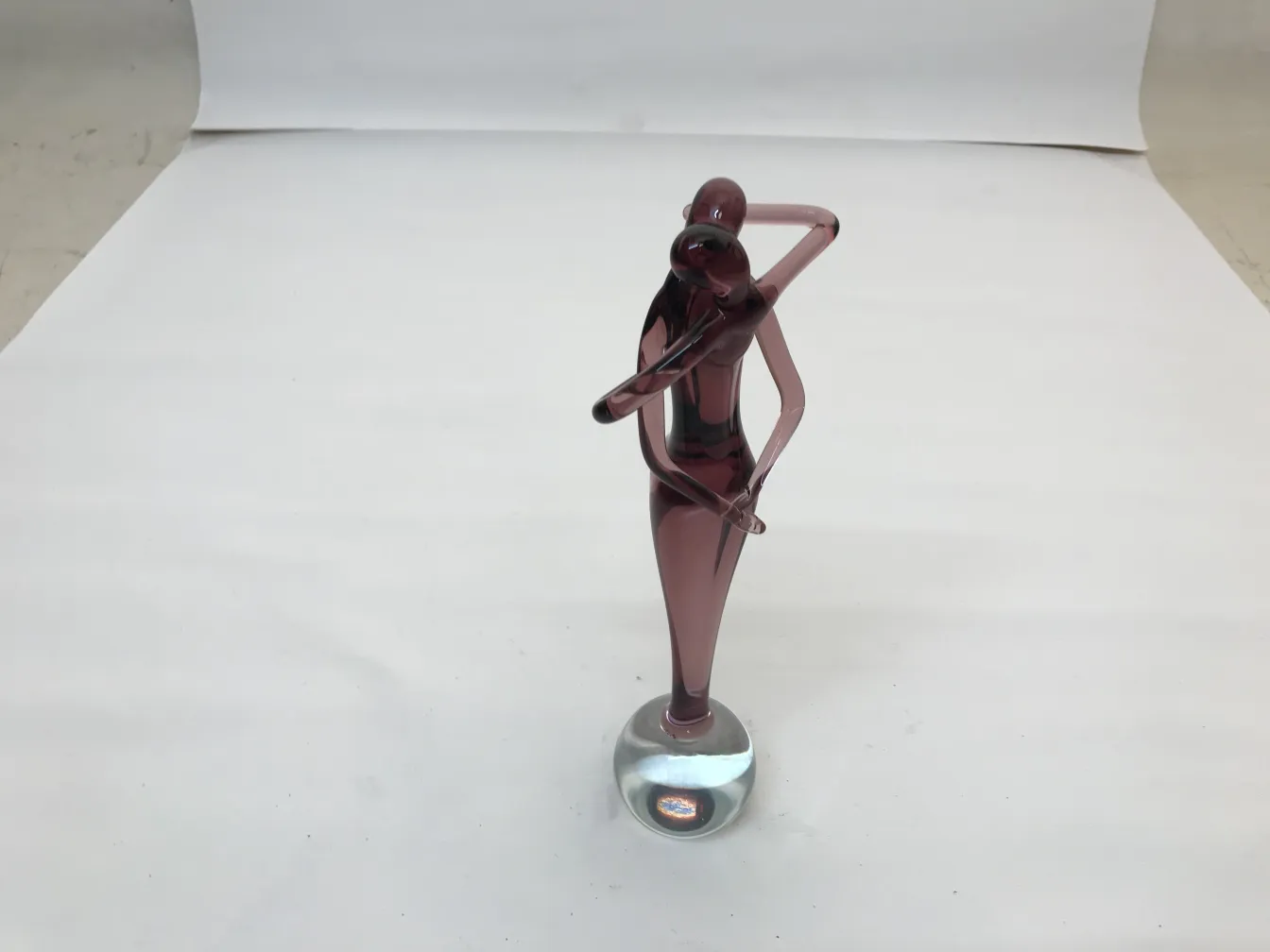 scultura murano antica con figura elegante su base rotonda