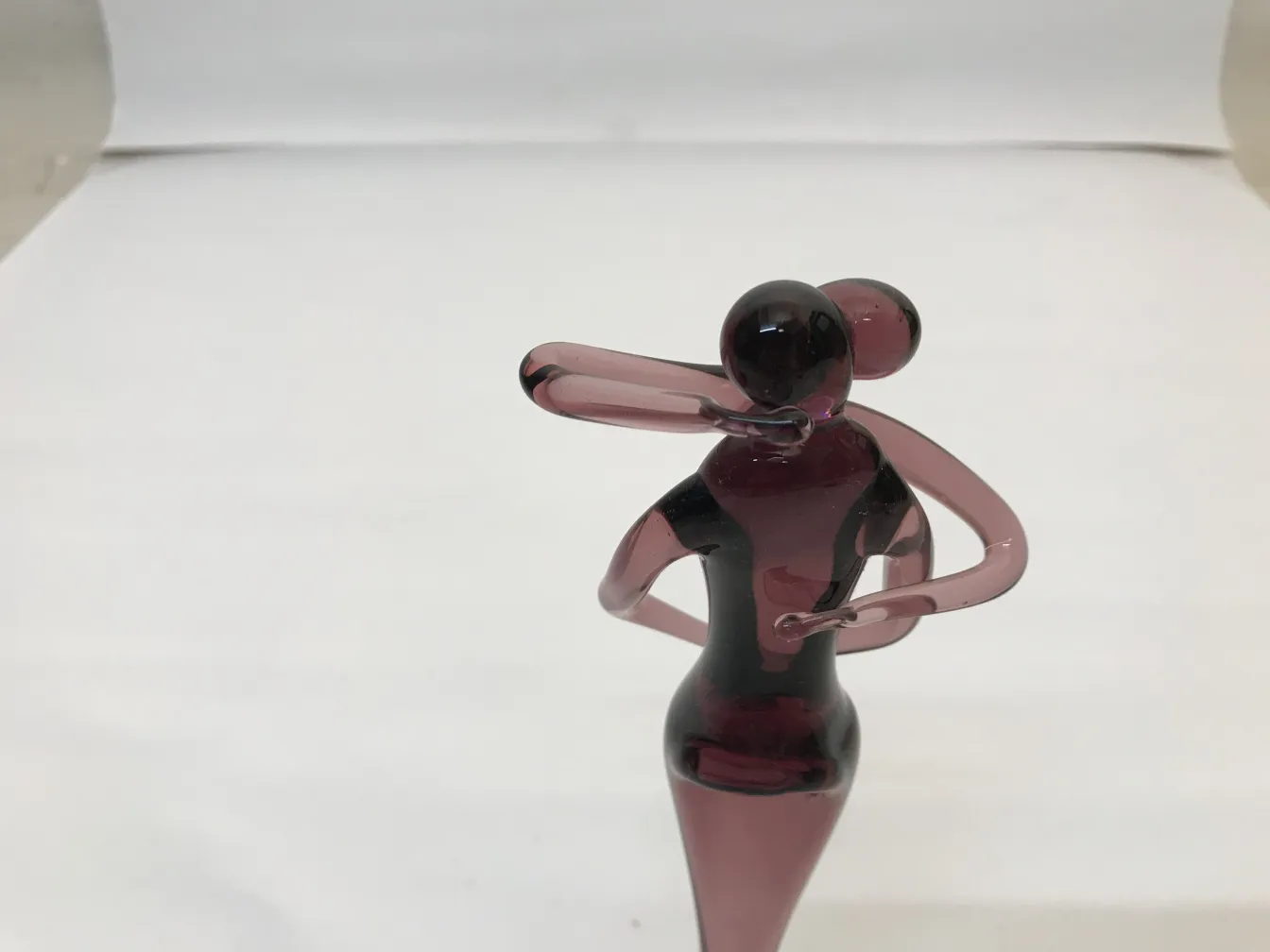 escultura de murano en tonos oscuros con figuras abrazándose