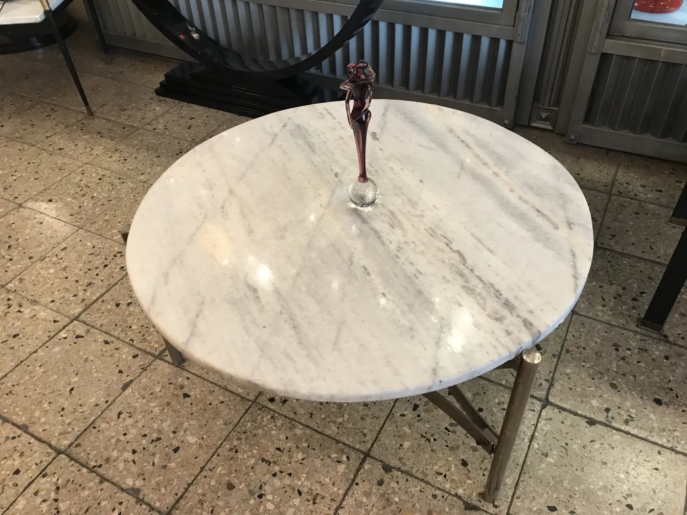 Escultura antiga de Murano com base de cristal, colorida, em um ambiente contemporâneo.