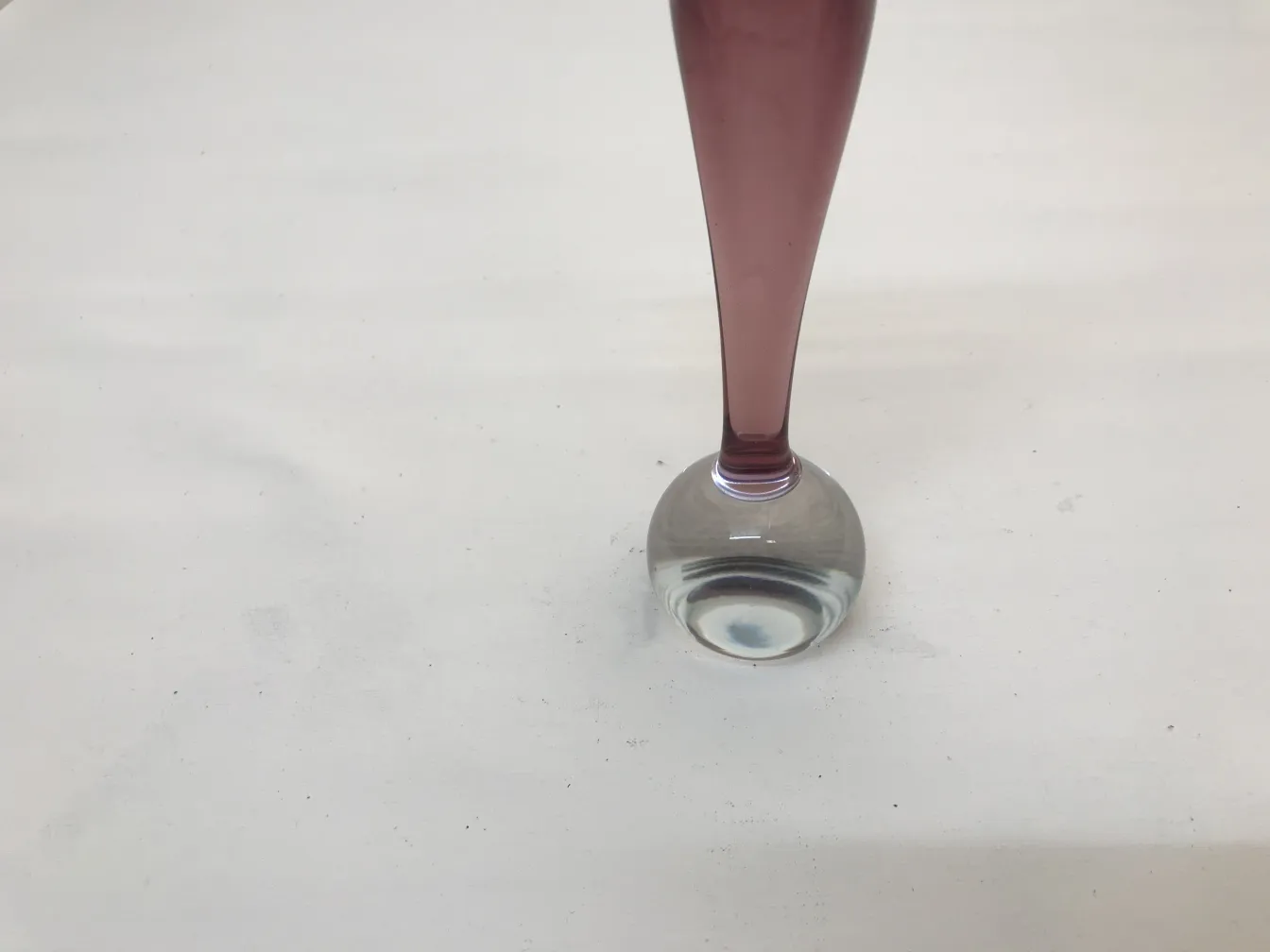 古いムラーノの彫刻、丸い台座と薄紫色