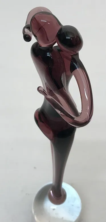 escultura antiga de murano com detalhes elegantes e formas estilizadas