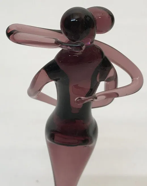 antike Murano-Skulptur, die ein tanzendes Paar in lila und schwarz darstellt