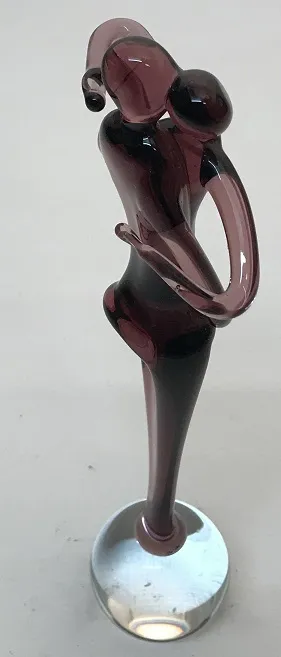 scultura murano antica con colori variati e forma stilizzata su base circolare.