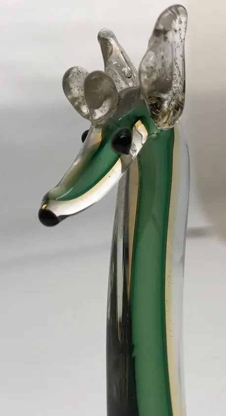 Scultura antica di Murano in vetro con colori vivaci.