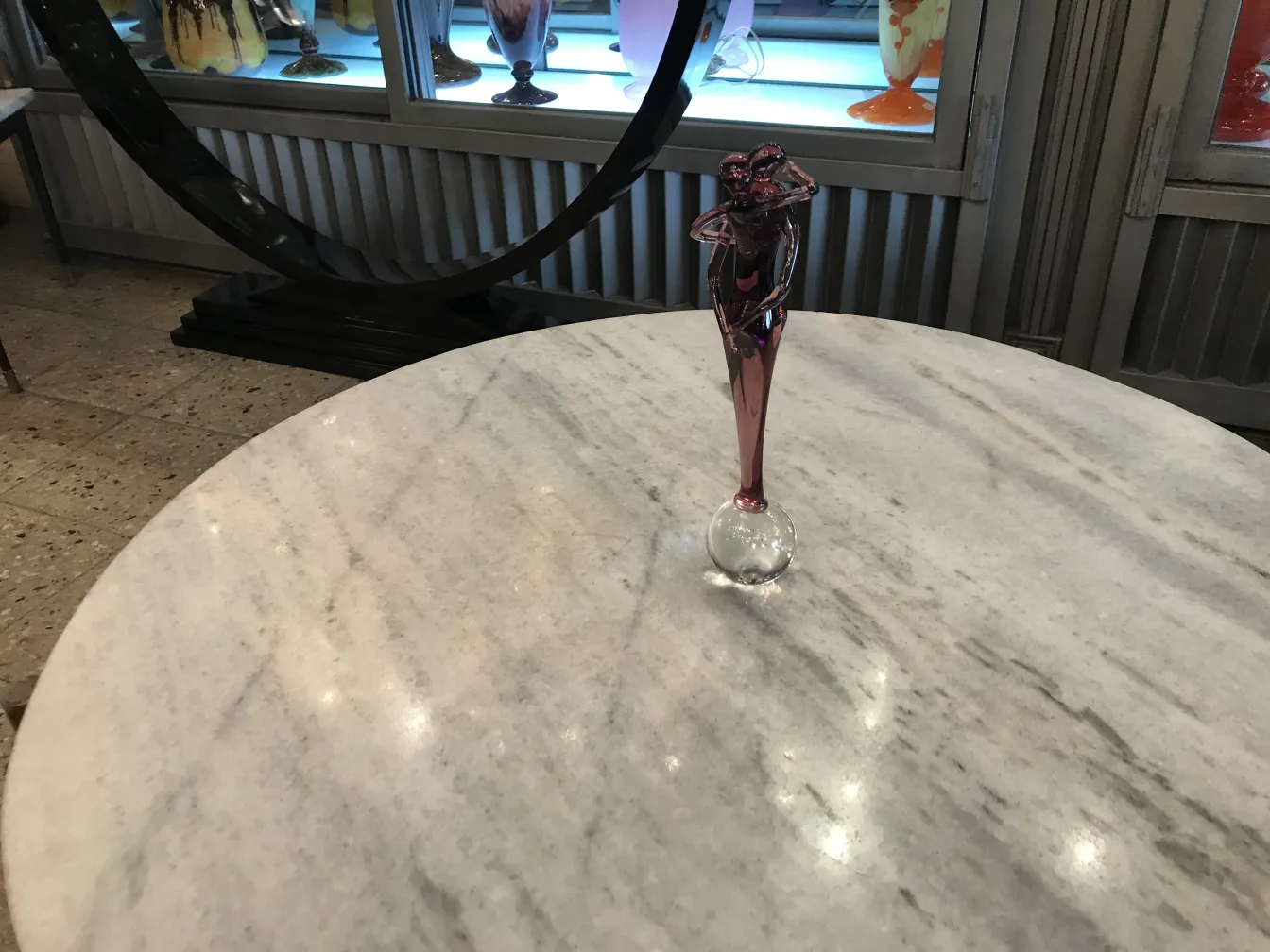 escultura de murano antigua con base esférica en una mesa