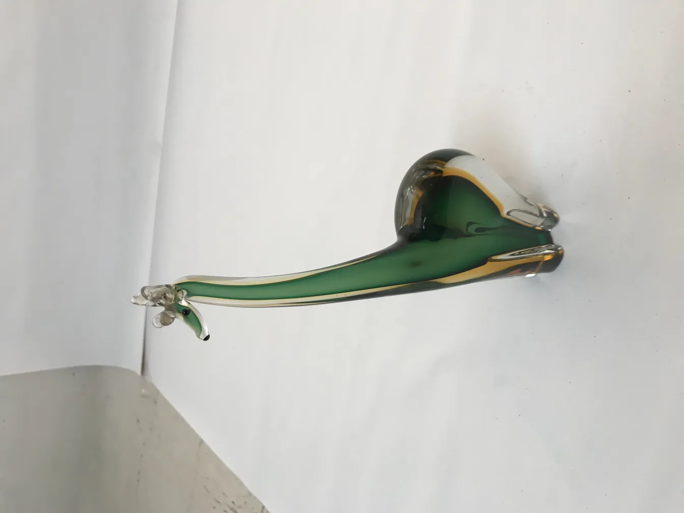 穆拉诺雕塑，具有流线型和绿色色调