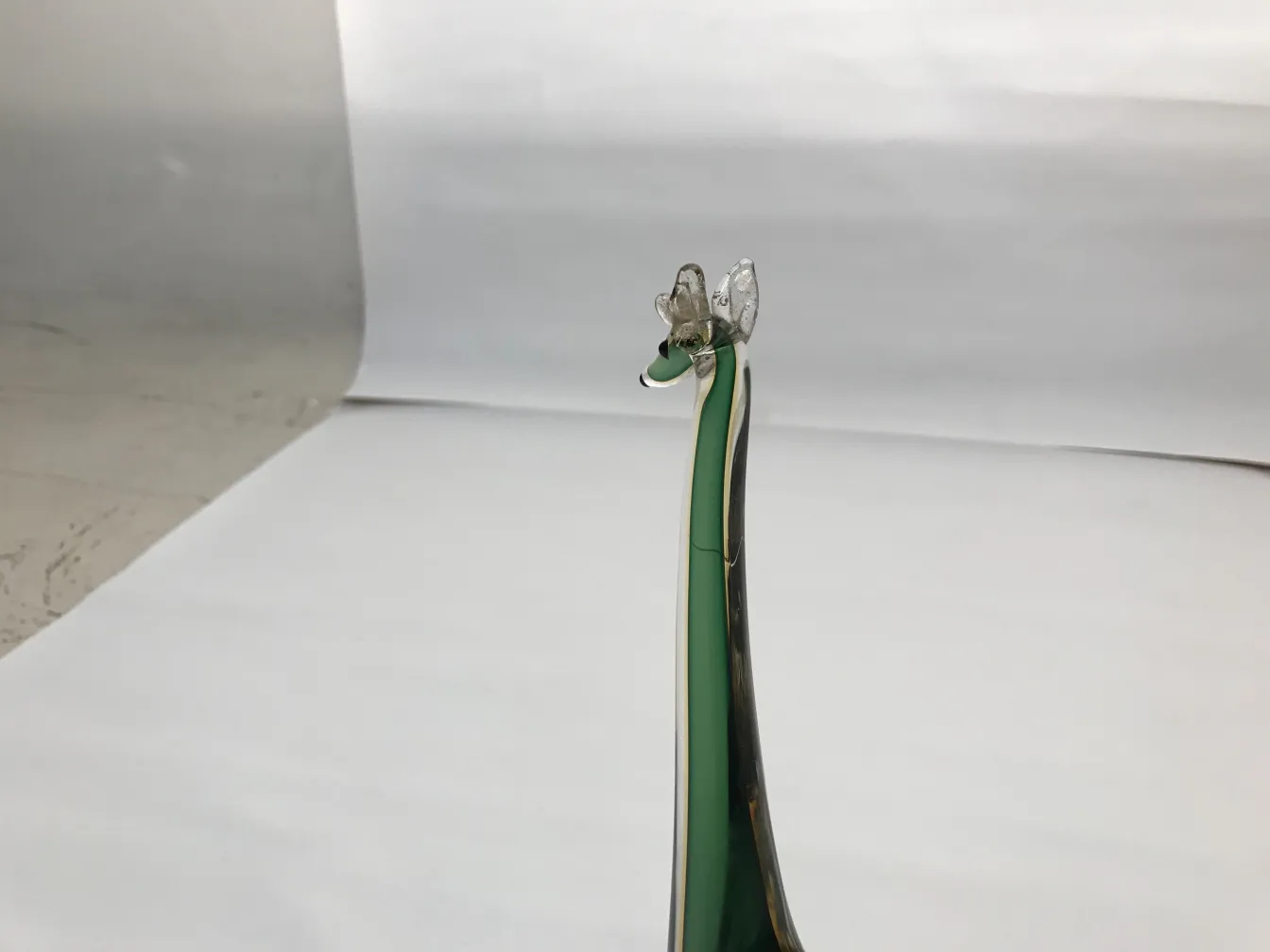 scultura murano con design elegante e forma alta, in risalto su sfondo chiaro