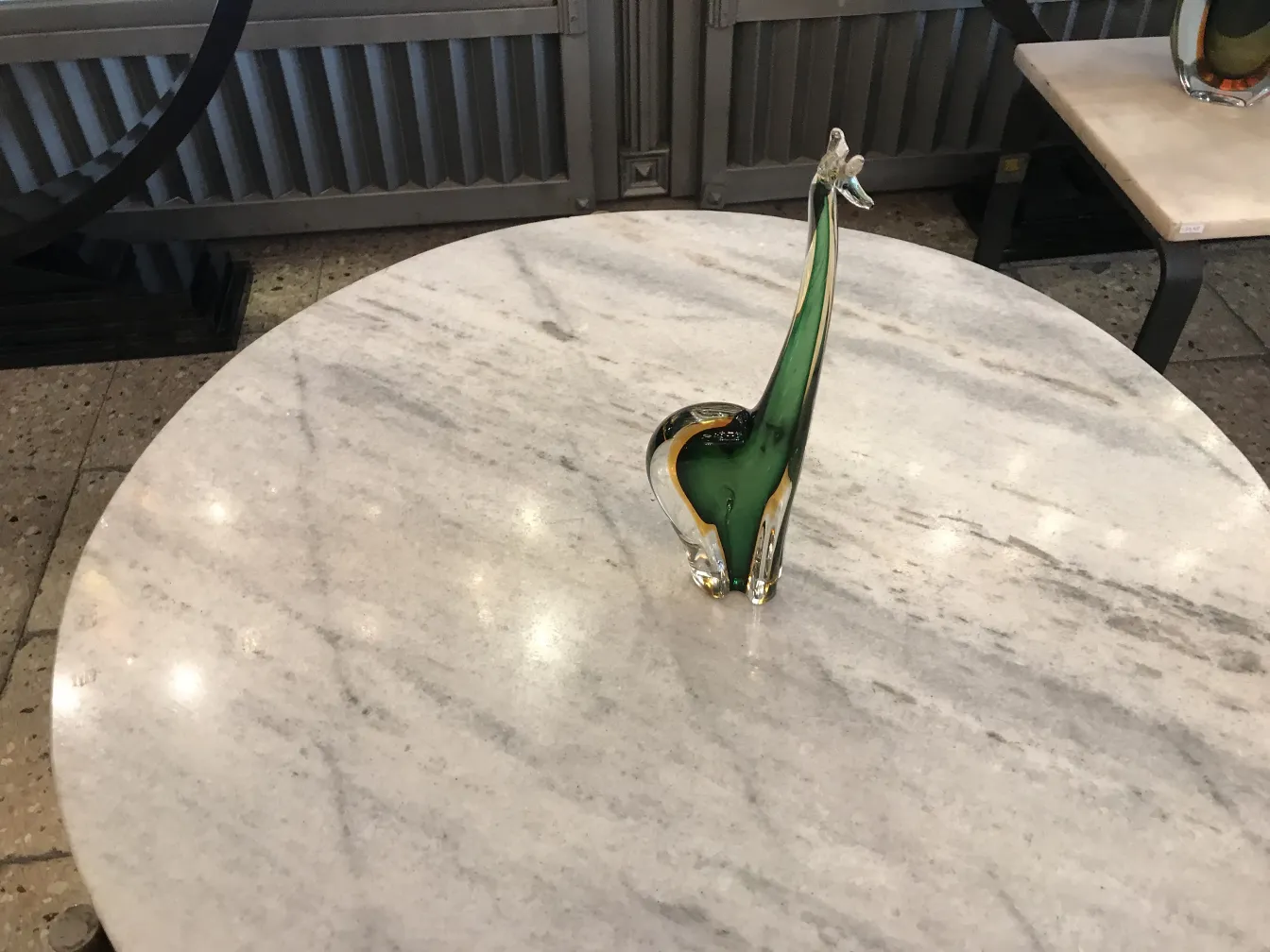 Escultura de Murano antigua con diseño curvilíneo en la mesa