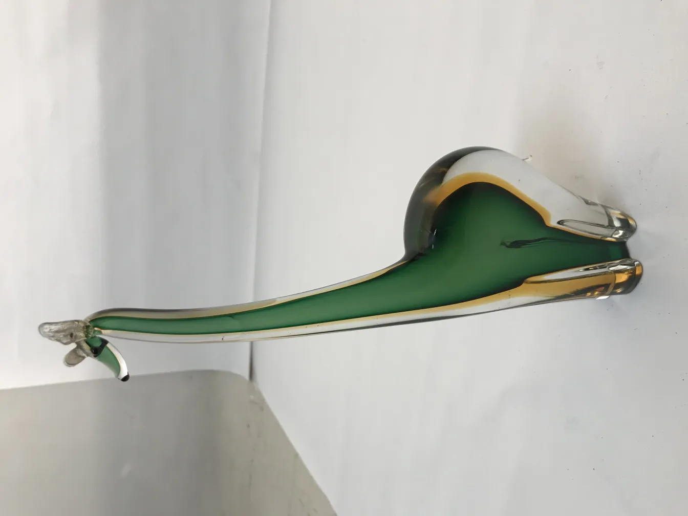 escultura de murano antigua con detalles en verde y amarillo