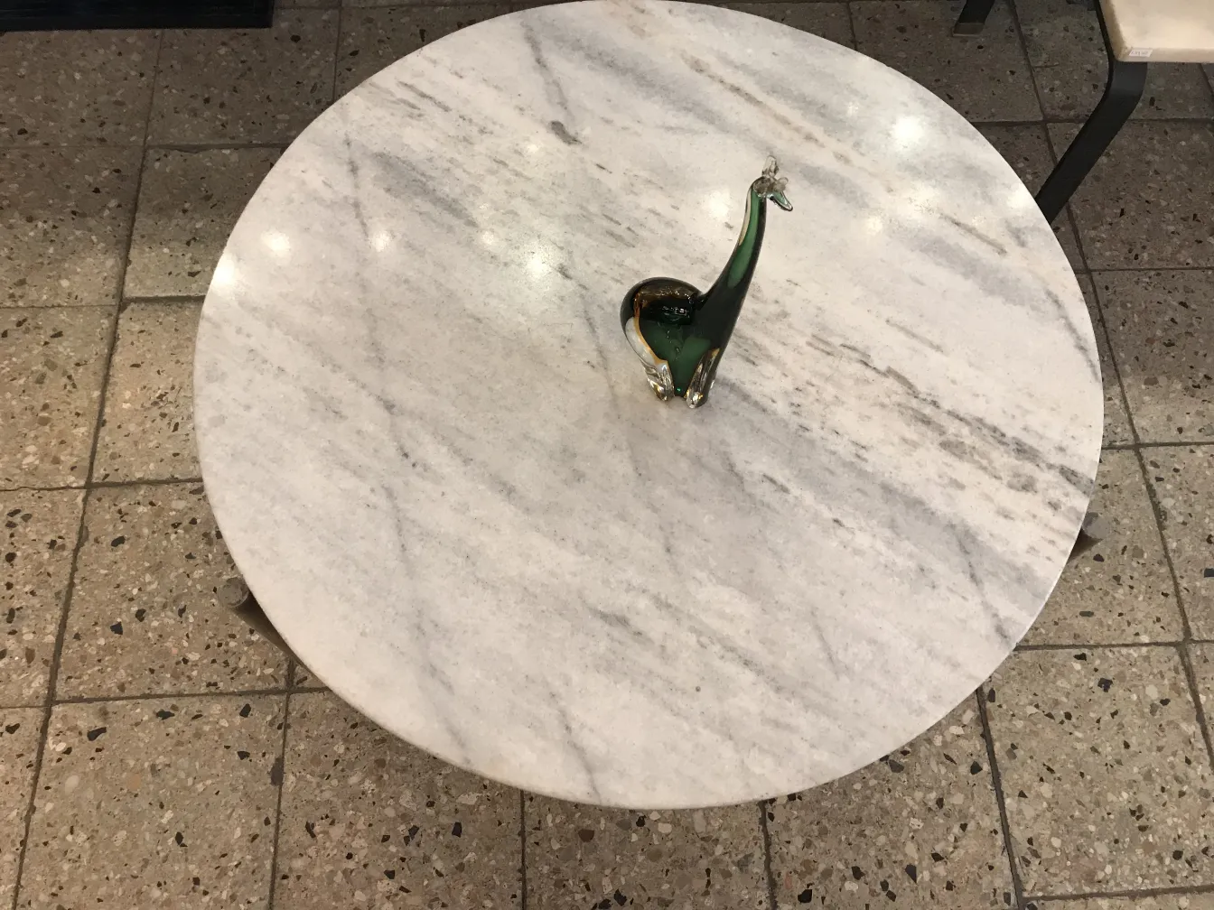 Antike Murano-Skulptur auf runder weißer Tisch